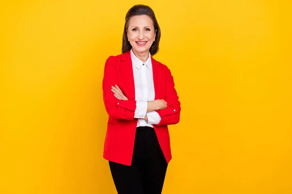 Foto des Managers alte funky brünette Dame gekreuzte Hände tragen rote Strickjacke isoliert auf gelbem Hintergrund — Stockfoto
