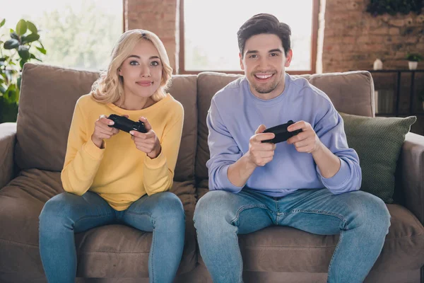 Foto de pareja joven novia novio juego joystick sentarse sofá pasar el fin de semana juntos en el interior — Foto de Stock