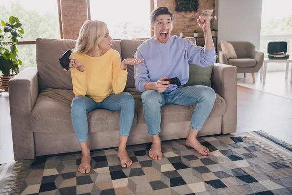 Full size photo of two young people play videoherní konzole stanice volný čas soutěž poražený vítěz indoors — Stock fotografie