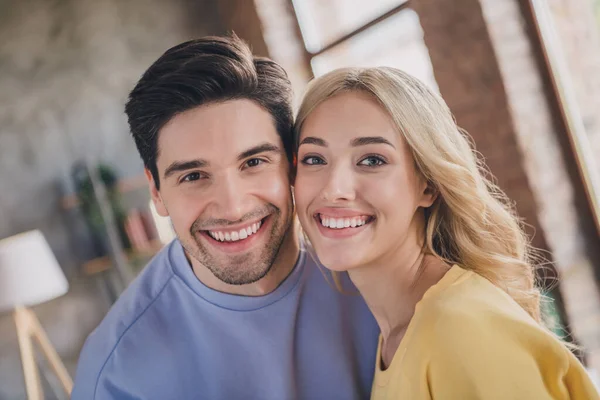Retrato de atraente concurso suave casal alegre passar o fim de semana livre em casa loft interior industrial dentro de casa — Fotografia de Stock