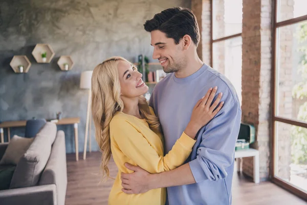Portrait von attraktiven süßen fröhlichen Paar verbringen freien Tag Wochenende umarmen zu Hause Loft industriellen Innenraum — Stockfoto
