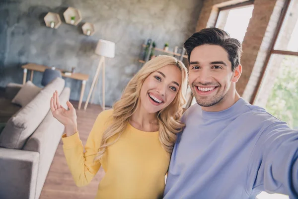 Auto-retrato de casal alegre atraente passar fim de semana de férias abraçando em casa loft interior industrial dentro de casa — Fotografia de Stock