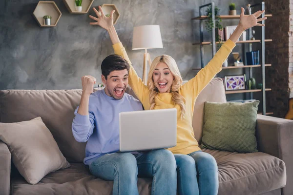 Porträtt av stiliga vackra trendiga glada par med laptop glädje hemma loft industriell interiör inomhus — Stockfoto