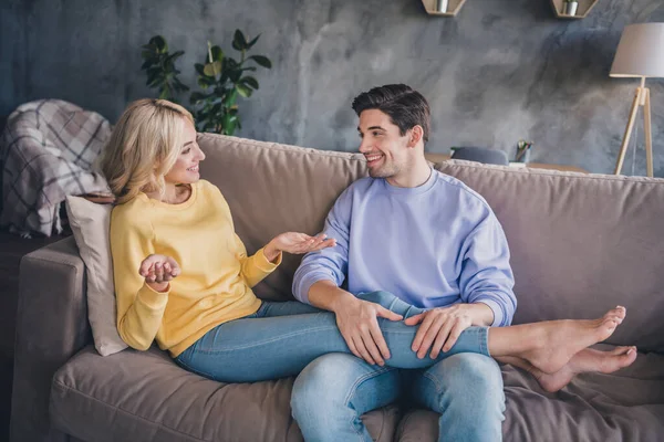 Retrato de atractiva pareja alegre cuidado hablando pasatiempo sentado en diván en casa loft interior industrial en interiores — Foto de Stock