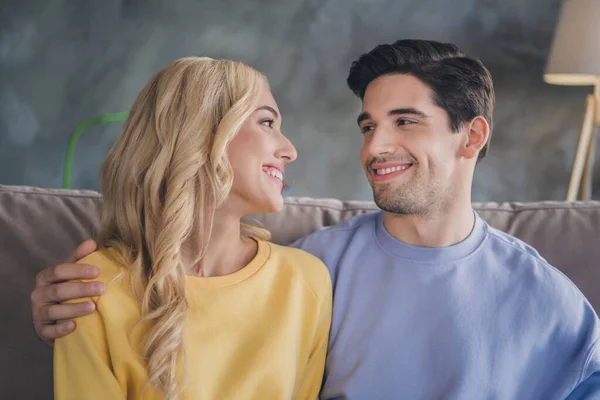 Foto de jovem casal encantador feliz sorriso positivo abraço abraço sentimentos românticos fim de semana romântico dentro de casa — Fotografia de Stock