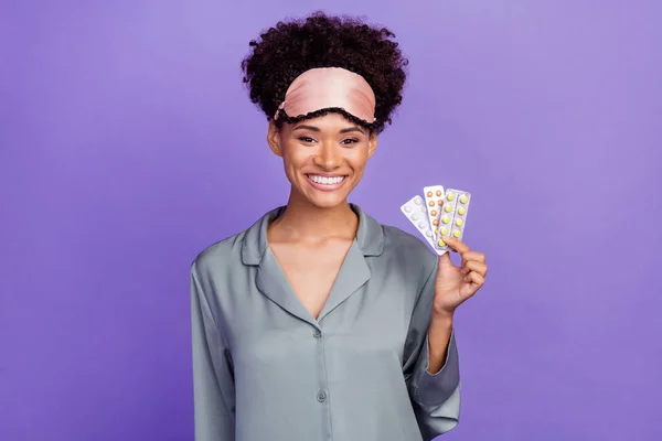 Foto de bela mulher brilhante cinza sleepwear segurando saúde medicina sorrindo isolado cor violeta fundo — Fotografia de Stock