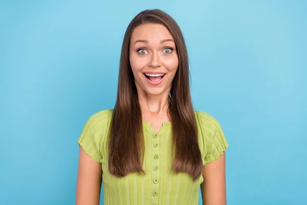 Foto Joven Alegre Sorprendida Mujer Sorprendida Noticias Venta Reacción Aislado — Foto de Stock