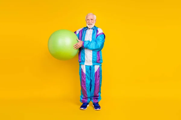 Foto Voller Größe Von Älteren Mann Halten Aerobic Ball Regime — Stockfoto