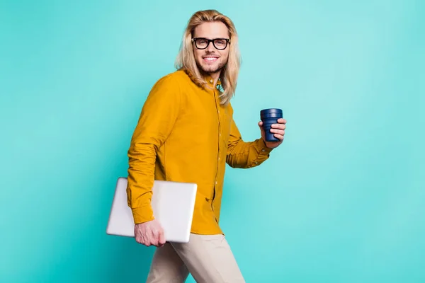 Perfil Lado Foto Del Joven Freelancer Feliz Sonrisa Positiva Caminar — Foto de Stock