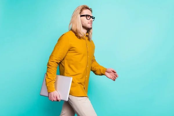 Profiel Zijkant Foto Van Jonge Knappe Man Gaan Lopen Stap — Stockfoto