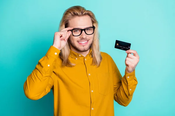 Foto Van Jonge Man Blij Positieve Glimlach Hold Bankkaart Inkomen — Stockfoto