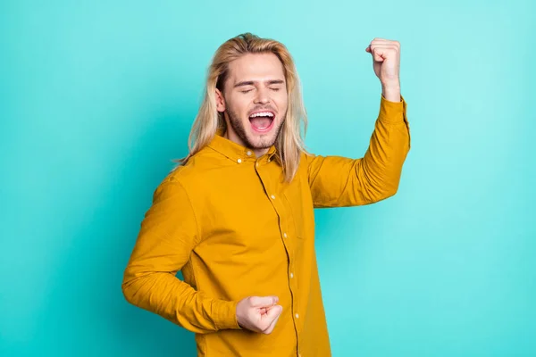 Profil côté photo de jeune homme heureux sourire positif se réjouir victoire succès chanceux isolé sur fond de couleur sarcelle — Photo