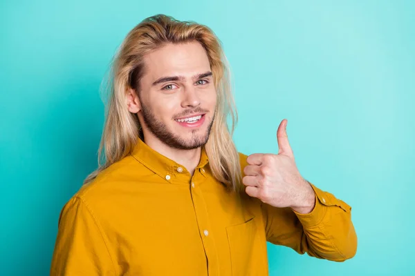 Foto von jungen gutaussehenden Mann glücklich positives Lächeln zeigen Daumen hoch wie feine Anzeige empfehlen isoliert über Krickente Farbhintergrund — Stockfoto