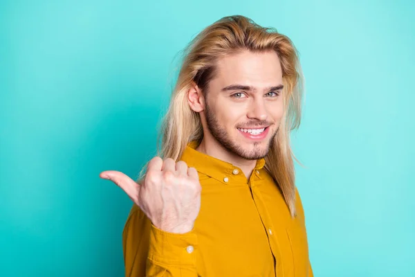 Profilseite Foto des jungen Mannes glücklich positives Lächeln zeigen Daumen leer Raum Anzeigen empfehlen empfehlen isoliert über Krickente Farbe Hintergrund — Stockfoto