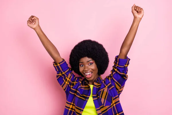 Retrato de menina alegre sorte atraente levantando as mãos para cima regozijando-se isolado sobre cor pastel rosa fundo — Fotografia de Stock