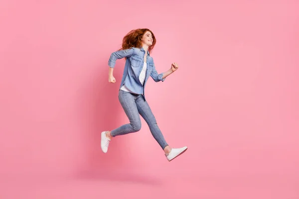Pełne ciało zdjęcie uroczy miły szczęśliwy młody kobieta wygląd uruchomić skok puste miejsce odizolowane na różowy kolor tła — Zdjęcie stockowe