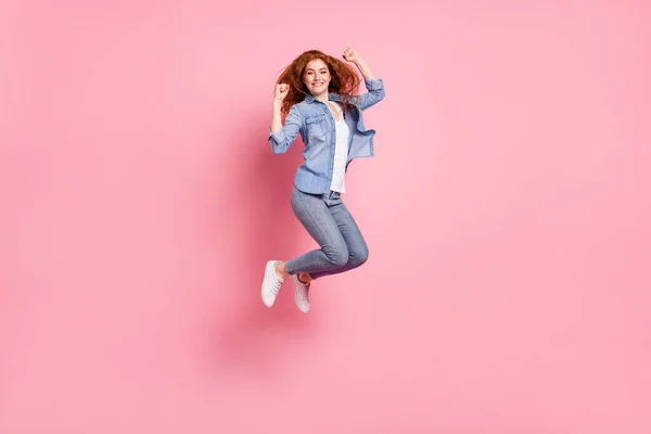 フルサイズの写真の幸せな素敵な可愛いです若い女性ジャンプアップ空気勝者運が良いですピンク色の背景に孤立 — ストック写真