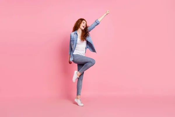 かなりかわいい若い女性の写真はデニムシャツを着て立ち上がり拳笑顔孤立したピンク色の背景 — ストック写真