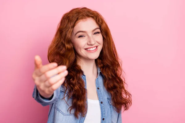 Foto de adorável amigável jovem senhora vestida camisa jeans sorrindo convidando você vir isolado cor-de-rosa fundo — Fotografia de Stock