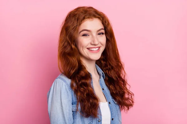 Foto de bastante adorable joven dama vestida jeans camisa sonriente aislado color rosa fondo — Foto de Stock