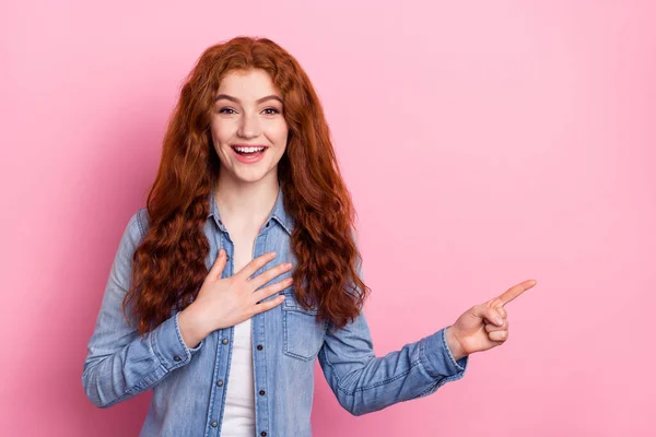 Fotografie mladé dívky šťastný pozitivní úsměv překvapený ukazují prsty prázdné místo navrhnout prodej izolované přes růžové barvy pozadí — Stock fotografie