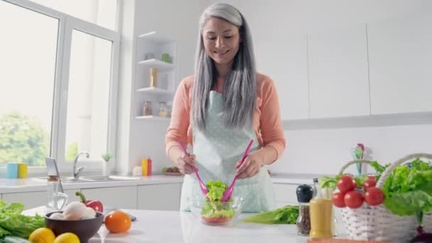 Alegre señora de mediana edad hacer eco ensalada orgánica mezcla de cena en la cocina — Vídeos de Stock