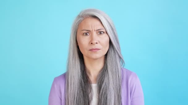 Lady luisteren verschrikkelijk bericht schreeuwen geïsoleerd op blauwe kleur achtergrond — Stockvideo
