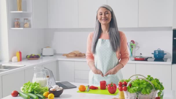 Senhora chef confiante pronto fazer pesoperda de peso salada saborosa fresca na cozinha — Vídeo de Stock