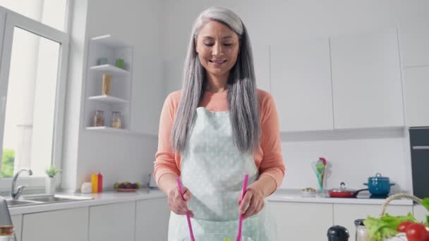 Fröhliche Gourmet-Lady macht gesunden Abendbrot-Salat in der Küche — Stockvideo