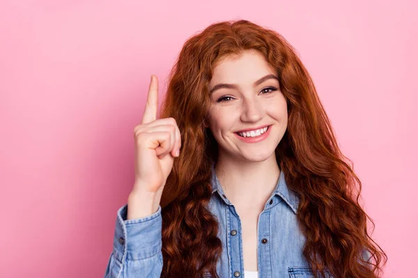 Fotografie šťastné inteligentní veselá mladá žena ukazovat prstem nahoru dobrou náladu nápad izolované na růžové barevné pozadí — Stock fotografie