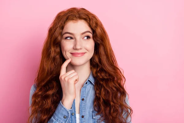 Foto de adorable encantadora joven dama vestida jeans camisa dedo barbilla buscando espacio vacío aislado color rosa fondo — Foto de Stock