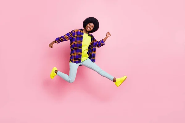 Tamanho do corpo de comprimento total vista de menina muito alegre pulando correndo vida ativa isolado sobre cor de fundo pastel rosa — Fotografia de Stock