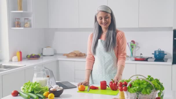 Bäuerin in der Küche demonstriert ökologisch angebautes Gemüse — Stockvideo