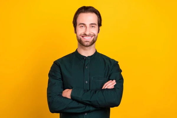 Foto av en selvsikker ung mann med smarte, avslappede klær smilende armer foldet gul fargebakgrunn – stockfoto