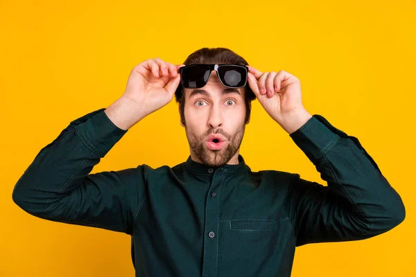Φωτογραφία από σοκαρισμένος εντυπωσιασμένος νεαρός άνδρας φορούν smart casual στολή χέρια σκούρα γυαλιά απομονωμένο κίτρινο χρώμα φόντο — Φωτογραφία Αρχείου