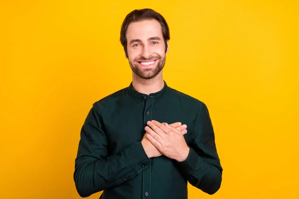 Photo de adorable attrayant jeune gars habillé vêtements décontractés intelligents souriant bras poitrine isolé couleur jaune fond — Photo