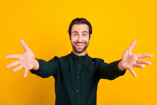 Photo drôle jolie jeune homme habillé vêtements décontractés intelligents souriant prêt à vous étreindre isolé fond de couleur jaune — Photo