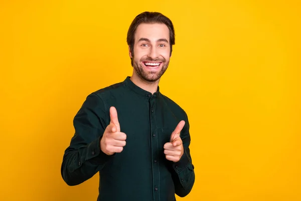 Photo de excité drôle jeune gars habillé vêtements décontractés intelligents souriant pointant les doigts vous isolé fond de couleur jaune — Photo