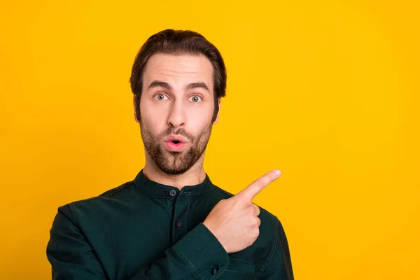 Foto de cara muito chocado jovem vestido roupas casuais inteligentes apontando o dedo vazio espaço isolado cor amarela fundo — Fotografia de Stock