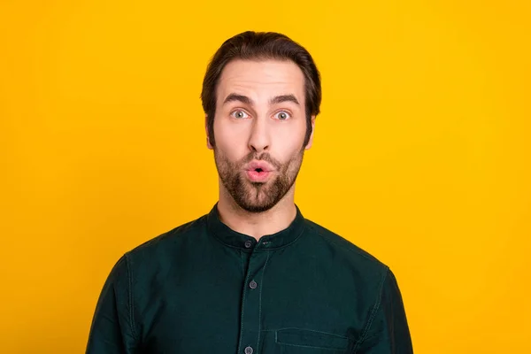 Foto di impressionato giovane ragazzo sguardo indossare camicia verde isolato su sfondo di colore giallo — Foto Stock