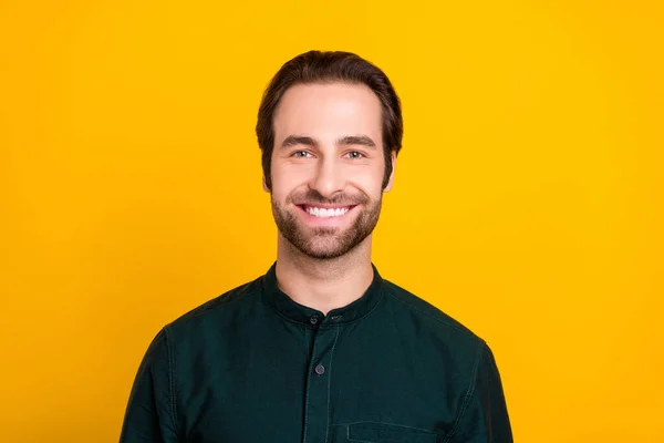 Foto de tipo optimista millennial usar camisa verde aislado sobre fondo de color amarillo — Foto de Stock