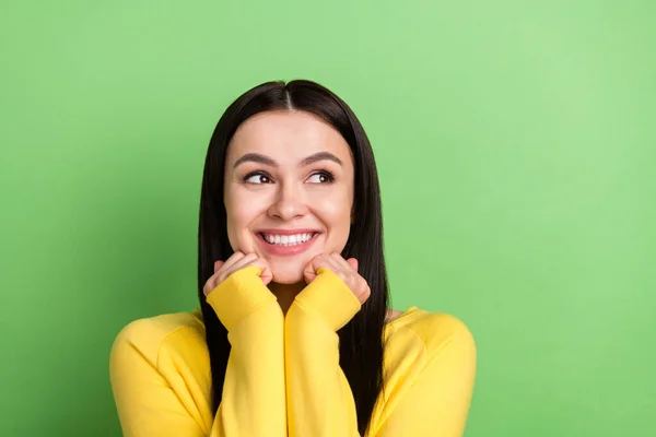 Foto portrét mladé ženy ve žlutém oblečení roztomilé usmívající se vypadající copyspace izolované na živém zeleném pozadí — Stock fotografie