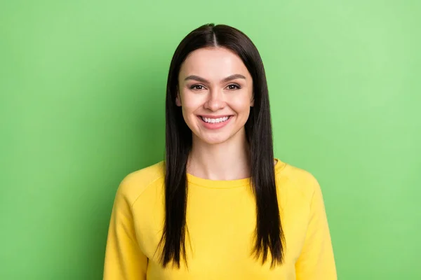 Foto porträtt av ganska brunett leende i gul outfit isolerad på ljusgrön färg bakgrund — Stockfoto