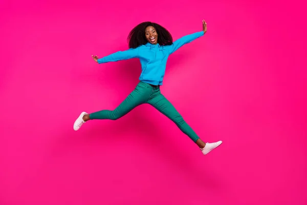 Tamanho total do corpo foto de menina em roupa elegante pulando para cima rindo isolado vibrante cor-de-rosa fundo — Fotografia de Stock