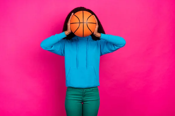Foto-Porträt der weiblichen Spieler verdeckt verstecktes Gesicht mit Ball isoliert lebendigen rosa Hintergrund — Stockfoto