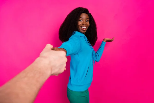 照片上的快乐积极的非洲裔美国小姐牵着手空空荡荡的空间看着请你孤立在粉红色的背景下 — 图库照片