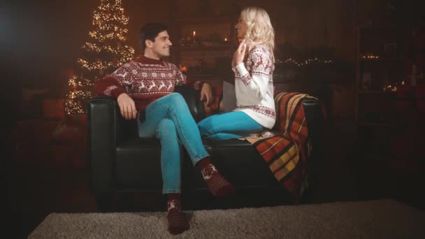 Małżonkowie facet lady siedzieć komfort sofa opowiadać dowcip nowyrok wydarzenie światła wieczór — Wideo stockowe