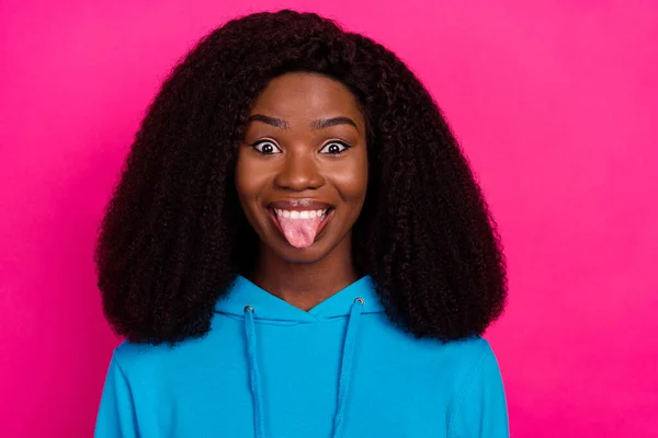 Foto portret van vrouw staren tonen tong glimlachen geïsoleerd op levendige roze kleur achtergrond — Stockfoto