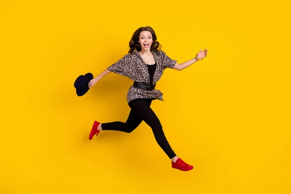 Foto lateral del perfil de cuerpo completo de la mujer joven feliz asombrada salto correr espacio vacío aislado en el fondo de color amarillo —  Fotos de Stock