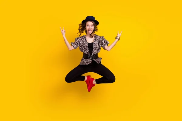 Teljes test fotó őrült fiatal nő ugrik fel stick ki nyelv, hogy rock énekel elszigetelt sárga színű háttér — Stock Fotó